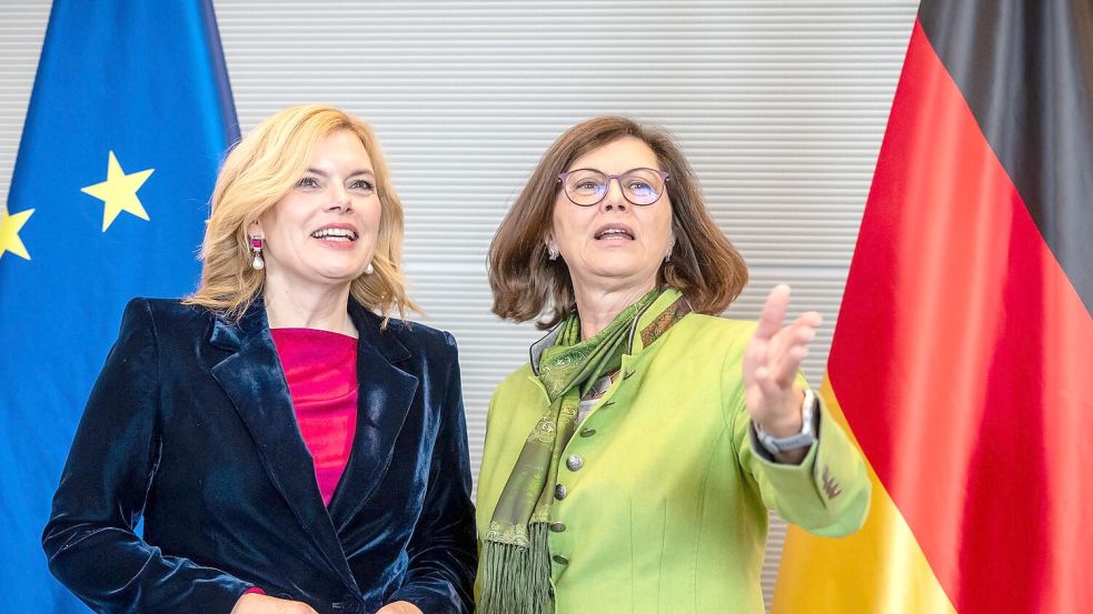 Neben Bayerns Landtagspräsidentin Ilse Aigner (CSU, rechts) wird auch Bundestagspräsidentin Julia Klöckner (CDU) im Kreis der Kandidatinnen genannt. (Archivbild) Foto: Michael Kappeler/dpa