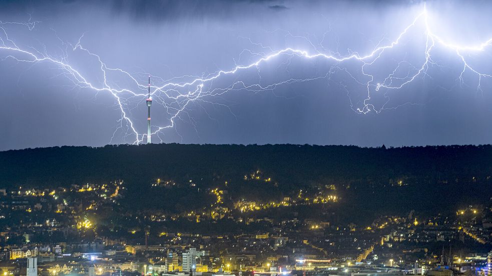 In Stuttgart braut sich etwas zusammen: Die Krise bei Mercedes, Porsche und Bosch spitzt sich zu, die Stadt ist im Sparmodus. Foto: dpa/Simon Adomat