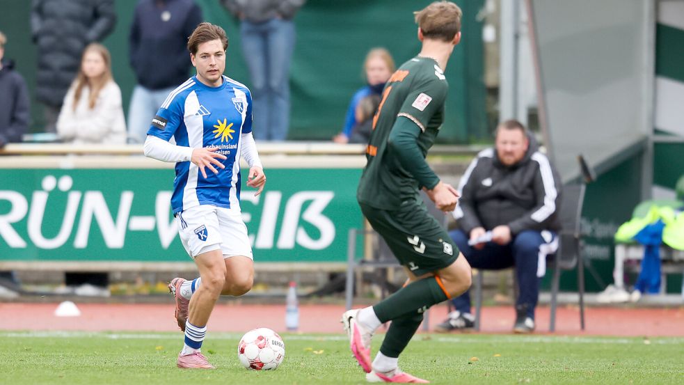 Sandro Plechaty (am Ball) tritt mit Kickers Emden am Samstag bei seinem Ex-Verein Weiche Flensburg an. Foto: Jens Doden/Emden