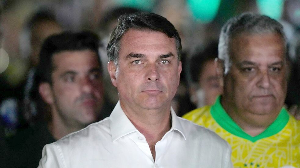 Flávio Bolsonaro hat die Präsidentenwahl verloren - und nun offenbar das Land verlassen. Foto: Eraldo Peres/AP/dpa