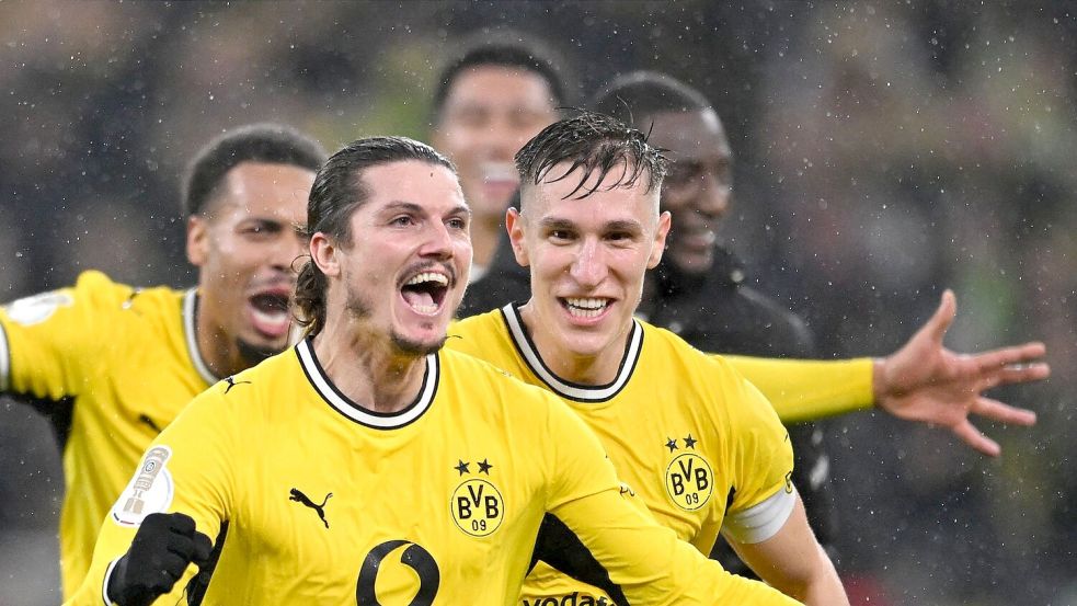 Marcel Sabitzer (l) schoss Borussia Dortmund per direkt verwandeltem Freistoß zum Sieg, Nico Schlotterbeck gab ihm zuvor einen anderen Ratschlag. Foto: Fabian Strauch/dpa