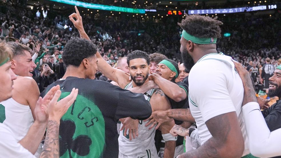Jayson Tatum warf Boston gegen Brooklyn in letzter Sekunde zum Sieg. Foto: Charles Krupa/AP/dpa
