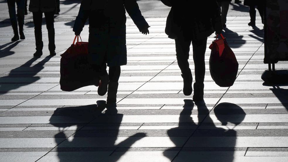 Die Sparneigung geht leicht zurück - die Anschaffungsneigung sowie die Einkommenserwartungen allerdings auch. (Symbolbild) Foto: Sebastian Kahnert/dpa