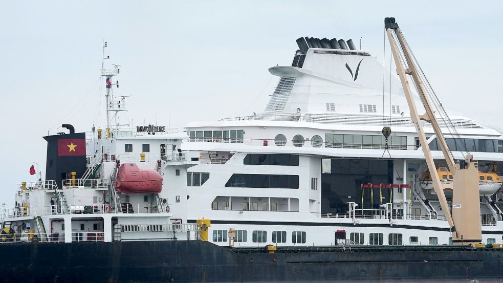 Wie es für die Passagiere und Crew weitergeht, ist völlig unklar. Foto: Heng Sinith/AP/dpa