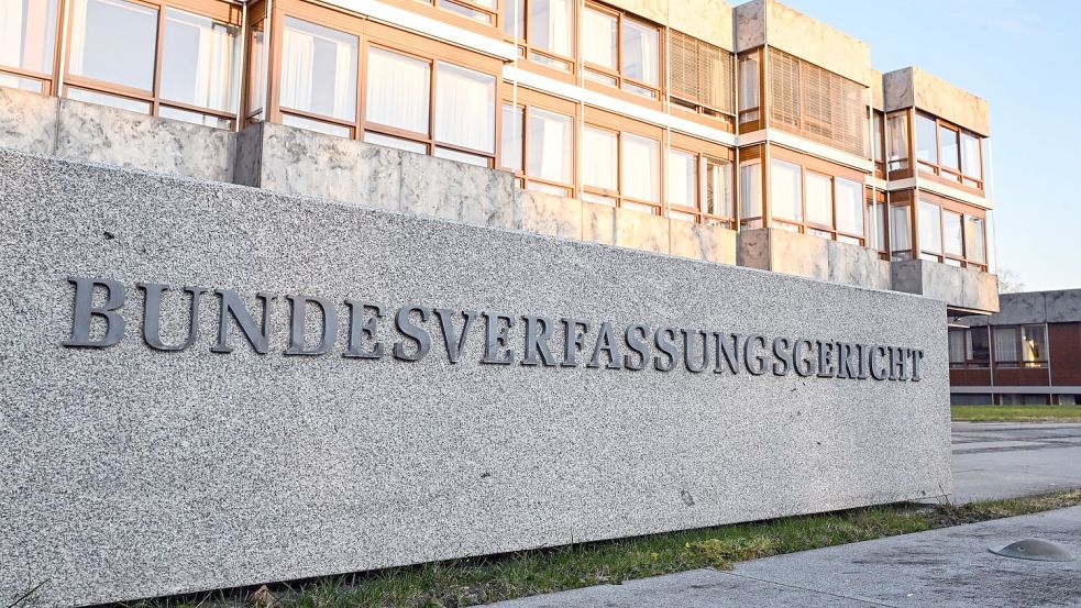 An Deutschlands höchstem Gericht in Karlsruhe könnten schon bald neue Klagen eingehen - CDU und CSU drohen mit Normenkontrollklagen gegen die Pläne der möglichen Regierungen in Berlin und Sachsen-Anhalt. (Illustration) Foto: Uli Deck/dpa