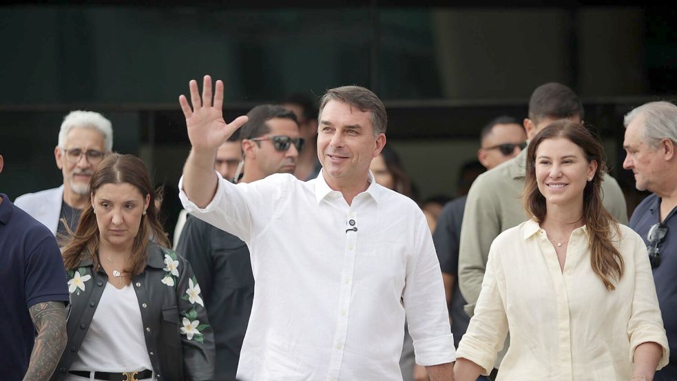 Flavio Bolsonaro und seine Frau Fernanda haben Brasilien verlassen. (Archivfoto) Foto: Arthur Menescal/AP/dpa