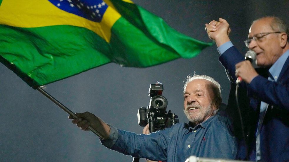 Amtsinhaber Lula (81) konnte sich in der Stichwahl gegen Bolsonaro durchsetzen.  Foto: Natacha Pisarenko/AP/dpa