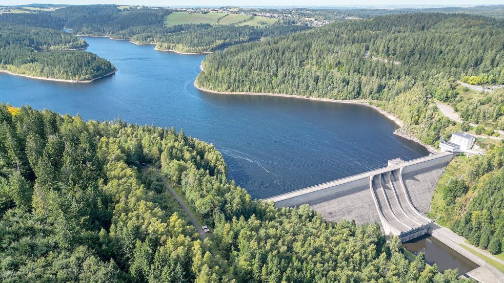 Zu den für das Gemeinwesen wichtigen Anlagen – sogenannte kritische Infrastruktur – gehören etwa Talsperren oder auch Einrichtungen zur Steuerung des Bahnverkehrs. (Symbolbild) Foto: Hendrik Schmidt/dpa