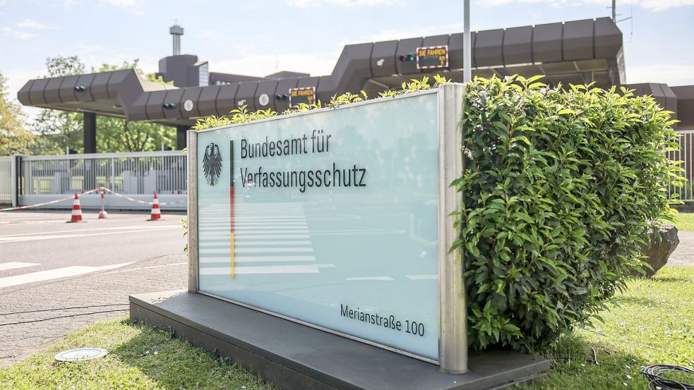 Bundesamt für Verfassungsschutz wirkt an den Überprüfungen mit. (Symbolbild) Foto: Oliver Berg/dpa