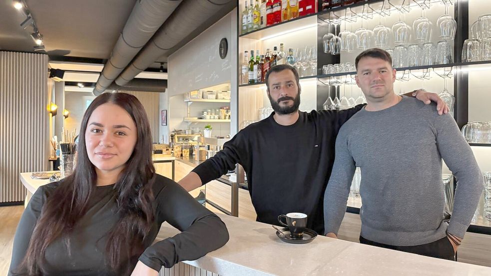 Tzina Llapushi (von links) arbeitet eigentlich im „Zorbas“, Apostolos Galanopoulos ist Kelllner im „Barßelino‘s“ – und Inhaber Stefanos Tsurlianis führt das Restaurant. Foto: Romy Jochens