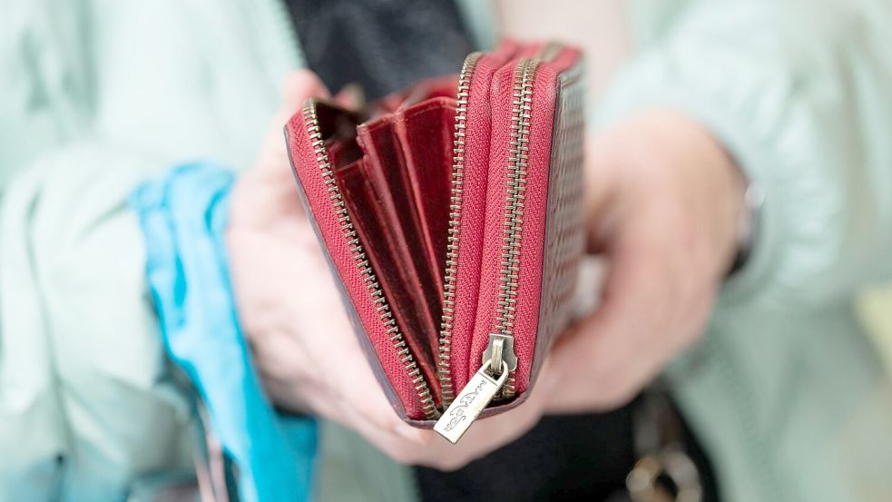 Die Wirtschaft wächst wieder, aber auf die Kauflaune der Deutschen schlägt das noch nicht durch. (Symbolbild)  Foto: Sebastian Kahnert/dpa