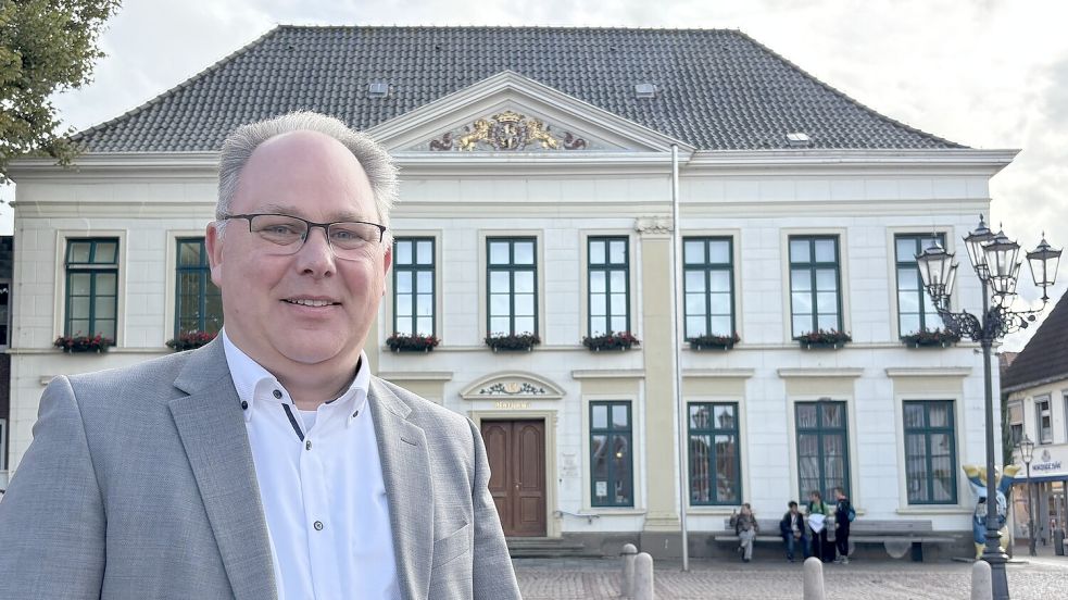 Harald Hinrichs kehrt dem Rathaus Esens mit mindestens einem lachenden Auge den Rücken. Er hat gern dort gearbeitet, sagt aber auch klar, dass er jetzt erst einmal Zeit dafür braucht, wieder einfach nur eine Privatperson zu sein. Foto: Susanne Ullrich