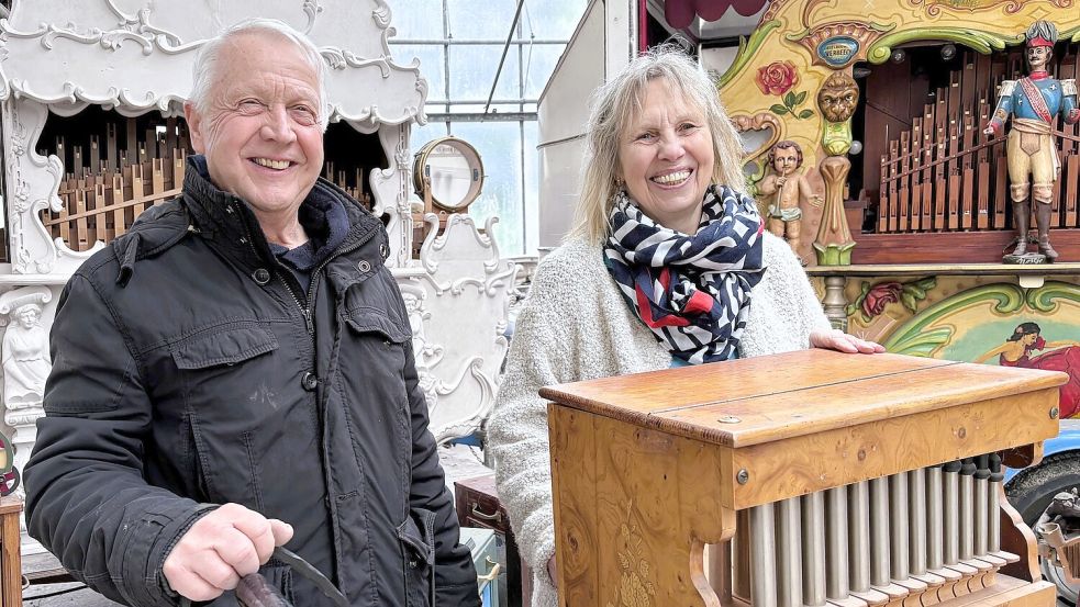 Mehr als 30 Drehorgeln hat ein Wiesmoorer geerbt. Selbst bleibt er lieber anonym. Doch beim Rundgang mit dem Experten Wilhelm „Drehorgel-Willi“ Reimann und dessen Frau Barbara dürfen wir dabei sein. Foto: Nicole Böning