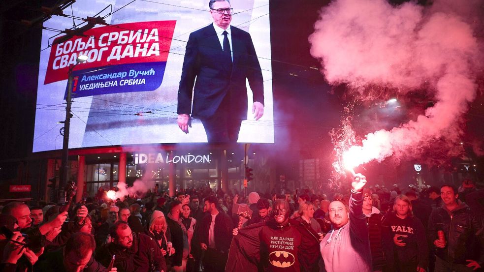 Regierungschefs kommen und gehen: Viele Menschen feiern in Serbien, nachdem Aleksandar Vučić seine Niederlage bei den Parlamentswahlen eingestanden hat. Foto: Armin Durgut/AP/dpa