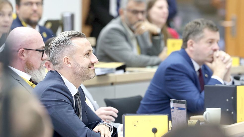 Die AfD in Sachsen-Anhalt hat derzeit gut lachen: Spitzenkandidat Ulrich Siegmund (2. von links) will sich im Dezember zum Ministerpräsidenten wählen lassen. (Archivfoto) Foto: Jan Woitas/dpa pool/dpa