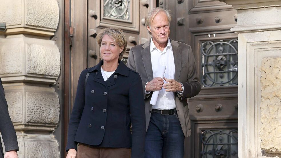 Christina Block und ihr Lebensgefährte Gerhard Delling verlassen das Gerichtsgebäude. Foto: Christian Charisius/dpa