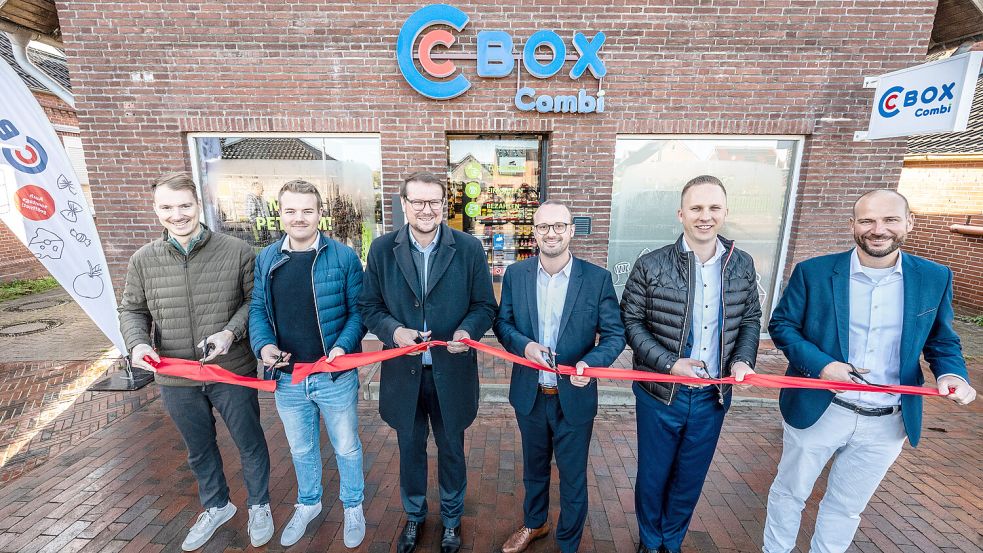 Die erste C-Box in Emden wurde am Mittwoch feierlich eröffnet. Das symbolische Band schnitten durch (von links): Christian Oltmanns (Bünting), Luca Houwen (Bünting), Oberbürgermeister Tim Kruithoff, Kevin Schröder (Bünting), Dennis Büürma (BS Immobilienkontor) und Julian Konrad (Bünting). Foto: Klaus Ortgies