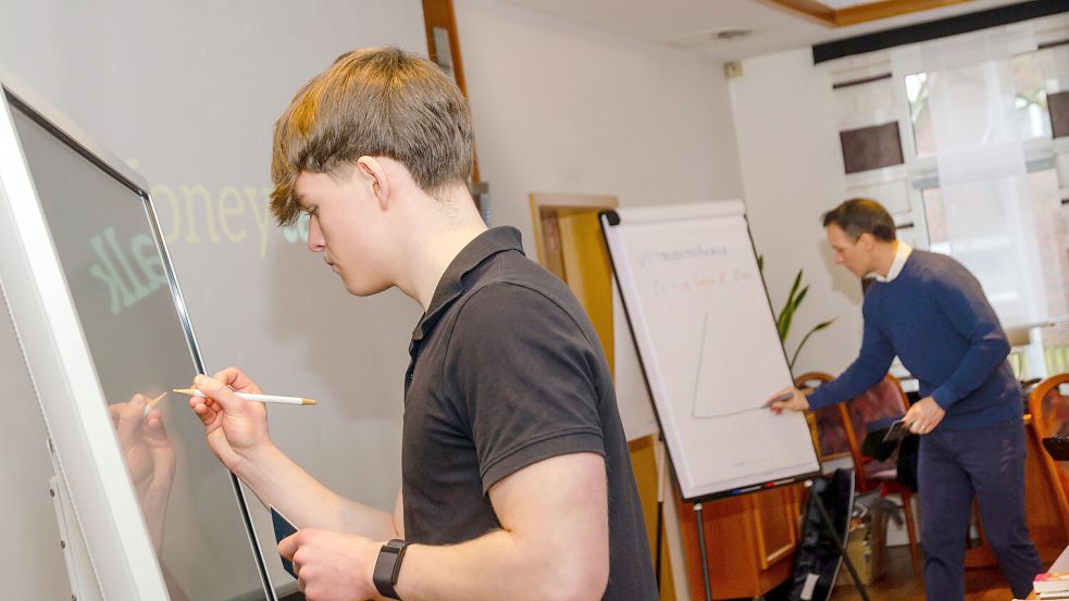Mika Gölitz (links) und sein Vater Timo Gölitz bieten seit einigen Monaten Vorträge zum Thema Finanzen an. Foto: Moneytalk