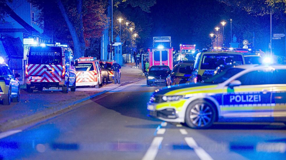 Nach dem Auto-Angriff auf eine Menschengruppe waren Polizei, Feuerwehr und Rettungsdienst im Einsatz. Foto: Moritz Frankenberg/dpa
