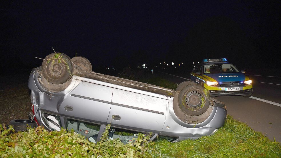 In Hesel hat sich am Mittwochabend ein Auto überschlagen. Foto: Melchert Stromann