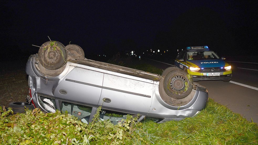 In Hesel hat sich am Mittwochabend ein Auto überschlagen. Foto: Melchert Stromann