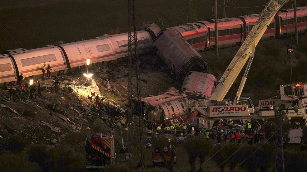 Auch in der Nacht gingen die Rettungsarbeiten weiter. Foto: Manu Fernandez/AP/dpa