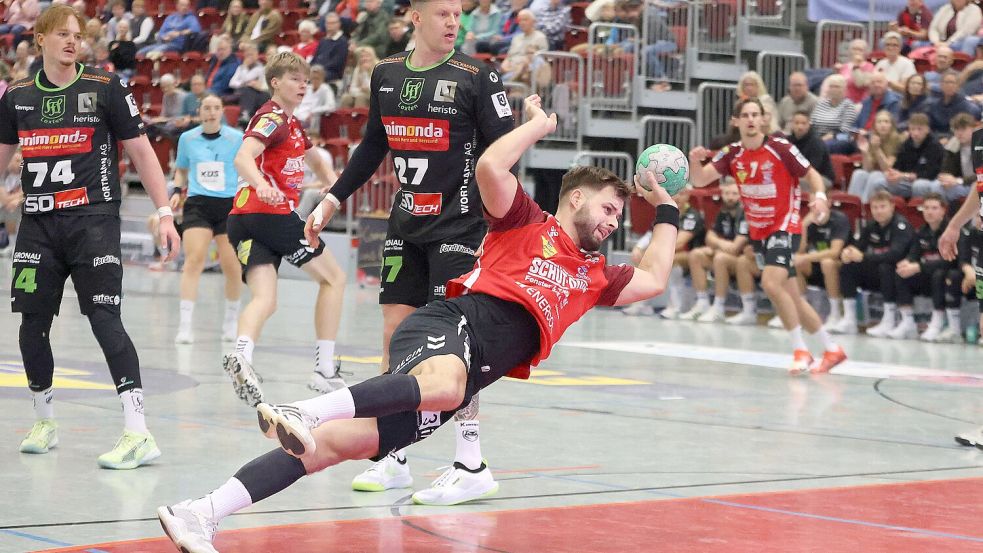Jetzt muss der erste Sieg her: Der OHV Aurich mit Vukasin Popovic präsentierte sich in der Sparkassen-Arena im vergangenen Heimspiel gegen Loxten kämpferisch. Foto: Wilfried Gronewold