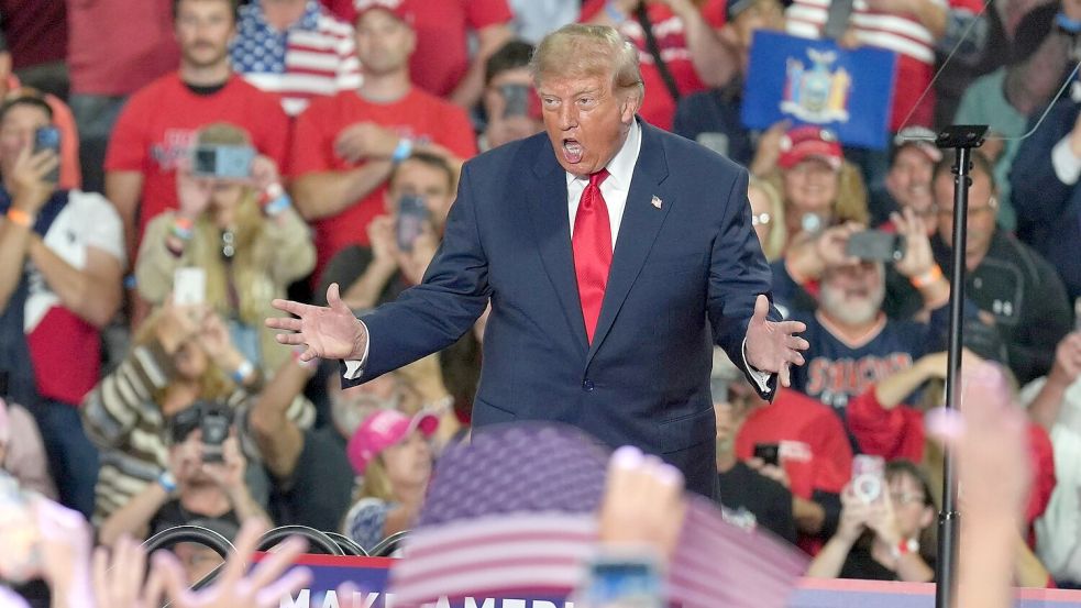 Trump versucht, seine Anhänger zum Wählen zu mobilisieren, indem er sich selbst ins Zentrum des republikanischen Wahlkampfs stellt. (Archivbild) Foto: Matt Burkhartt/AP/dpa