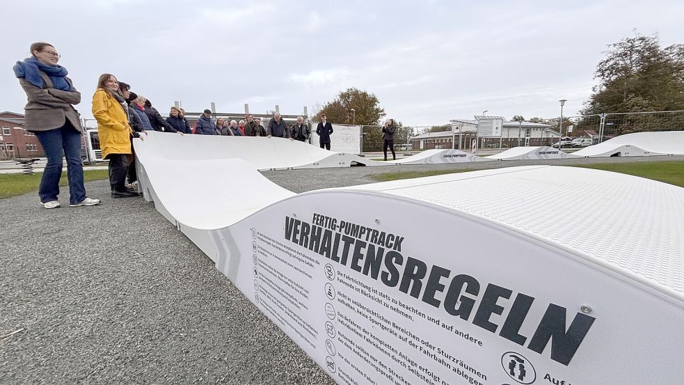 Rat und Verwaltung haben sich den Baufortschritt auf dem neuen Mehrgenerationenplatz in Pewsum angeschaut. Foto: Hannah Weiden