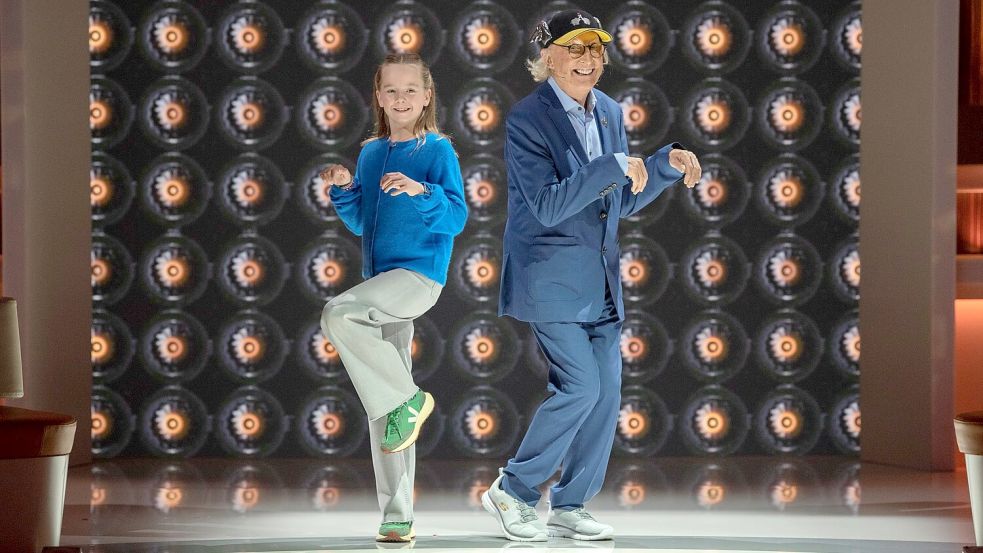 Jella aus Emden tritt in der ARD-Show „Klein gegen Groß“ gegen ihr Idol Otto Waalkes an. Die Elfjährige kennt sich bestens mit den Filmen des Emder Komikers aus. Foto: Thorsten Jander/NDR