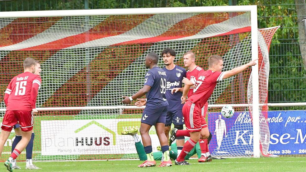 TuRa 07 Westrhauderfehn (rechts Felix Schütte) feierte in 13 Saisonspielen bereits 43 Treffer. Die Mannschaft befindet sich somit auf einem 100-Tore-Kurs. Foto: Hans Damm