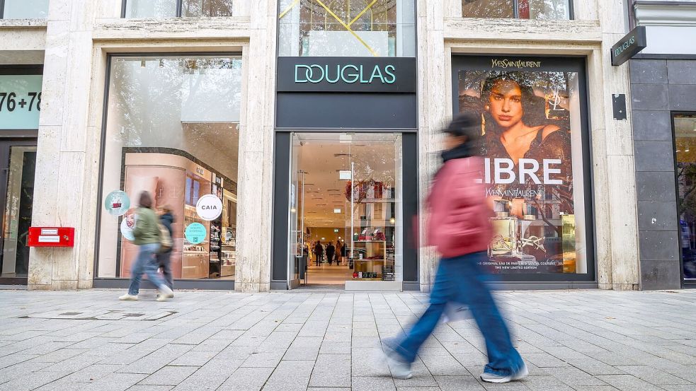 Eine Filiale der Parfümeriekette Douglas an der Düsseldorfer Einkaufsmeile Kö. Ob auch sie am Samstag sicherheitshalber geschlossen bleibt, teilte das Unternehmen nicht mit.  Foto: Christoph Reichwein/dpa