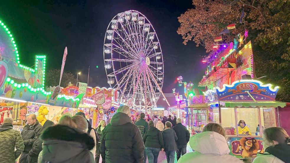 Der Herbstmarkt in Aurich lädt zum Bummeln und Genießen ein. Foto: Lasse Paulsen/Archiv