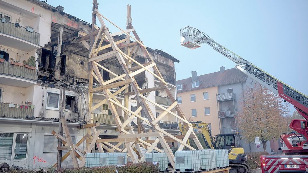 Mit einem Holzgerüst wurde das Gebäude stabilisiert. Foto: Tizian Gerbing/dpa
