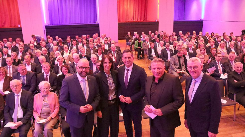 „Ouvertüre und Schlussakkord“ für Landrat Johann Wimberg (links). Für einen unvergesslichen Abschied aus dem Amt sorgten seine Frau Claudia Wimberg (von links), Ministerpräsident Olaf Lies, Moderator Ludger Abeln und Erster Kreisrat Ansgar Meyer. Foto: Sascha Rühl /LK Cloppenburg