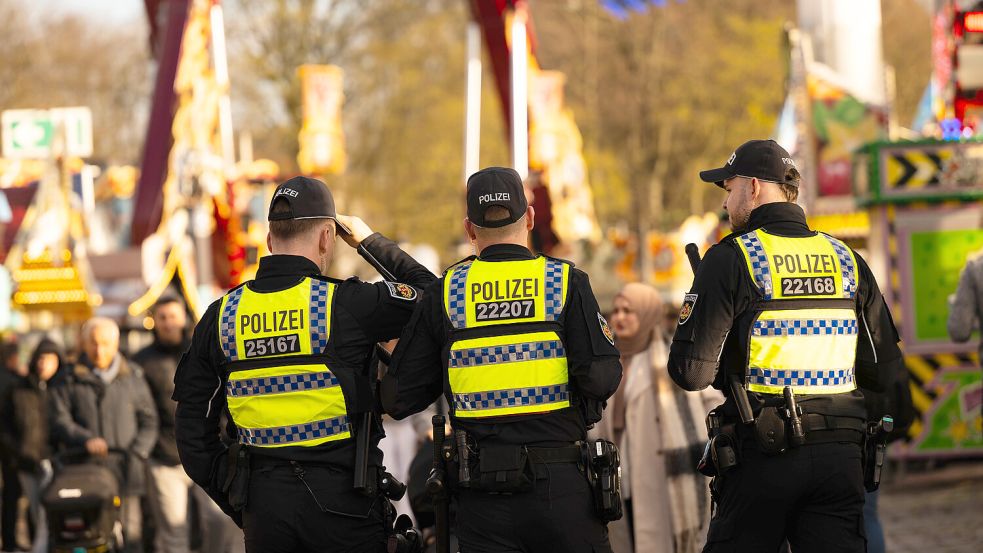 In Bremen werden am Samstag viele Menschen erwartet. Zum Freimarkt und dem Werder-Heimspiel gegen Hoffenheim kommt auch noch eine angemeldete Großdemonstration. Foto: Sina Schuldt / dpa