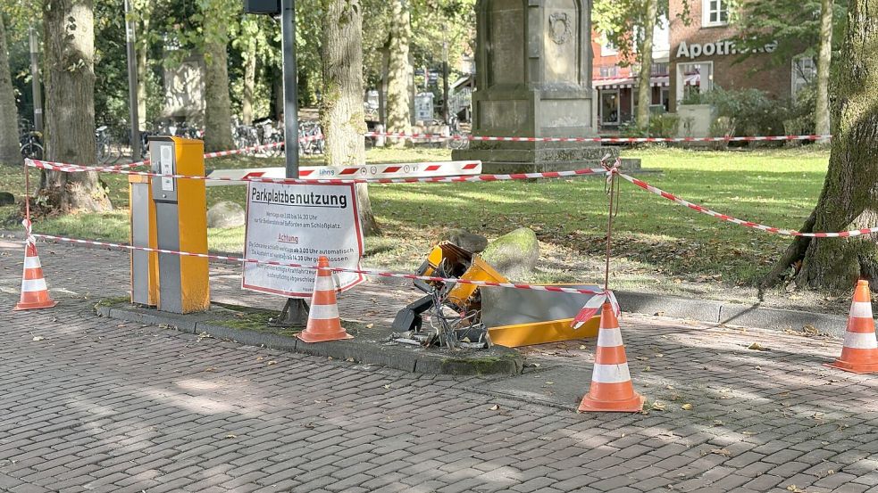 Die Schrankenanlage beim Parkplatz beim Schloss wurde von einem Kraftfahrzeug beschädigt. Foto: Eva van Loh