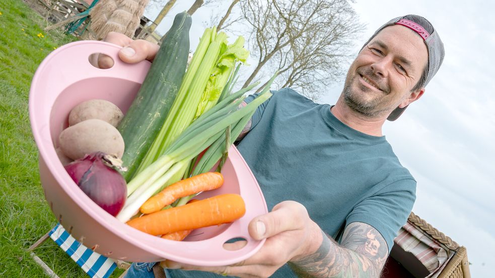 Die Zutaten für das perfekte Dinner von Mike Masurczak stammen zum Teil aus dem eigenen Garten. Auf seinem Ferienhof zwischen Eilsum und Greetsiel baut der 47-Jährige Obst und Gemüse selbst an. Foto: Klaus Ortgies/Archiv