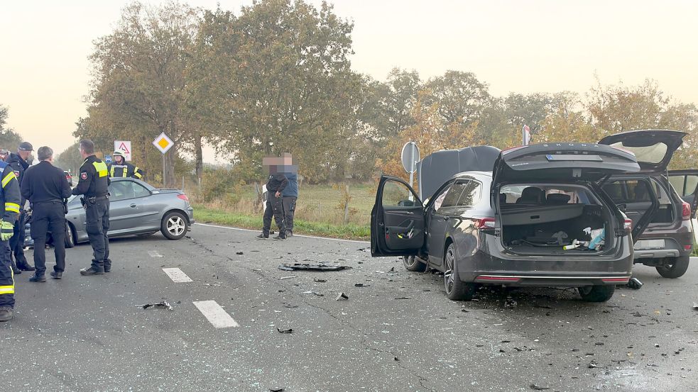 Drei Autos waren an dem Unfall auf der B72 in Filsum beteiligt. Foto: Feuerwehr Detern-Stickhausen-Velde