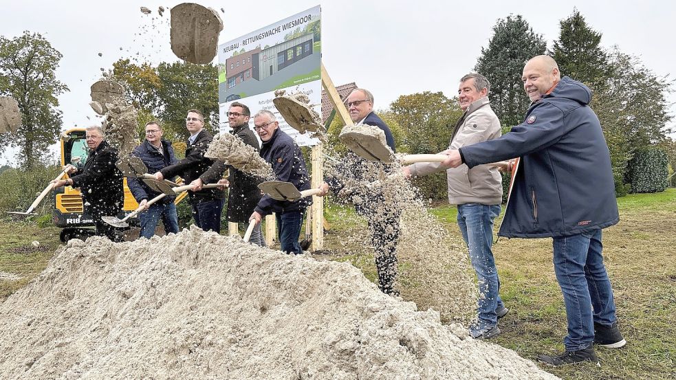 Spatenstich für die neue Rettungswache in Wiesmoor-Voßbarg: Johann Saathoff (von links, ehemaliger Rettungsdienstmitarbeiter), Carl-Heinz Arends (Rettungsdienst-Geschäftsführer), Korwin Davids (Leiter des Eigenbetriebs Rettungsdienst), Wiesmoors Bürgermeister Sven Lübbers, Landrat Olaf Meinen, sein Nachfolger Olaf Wiltfang, Johannes Kleen (Vorsitzender der SPD-Kreistagsfraktion) und Jürgen Hedemann (Ortsvorsteher von Voßbarg) griffen zur Schaufel. Foto: Nicole Böning