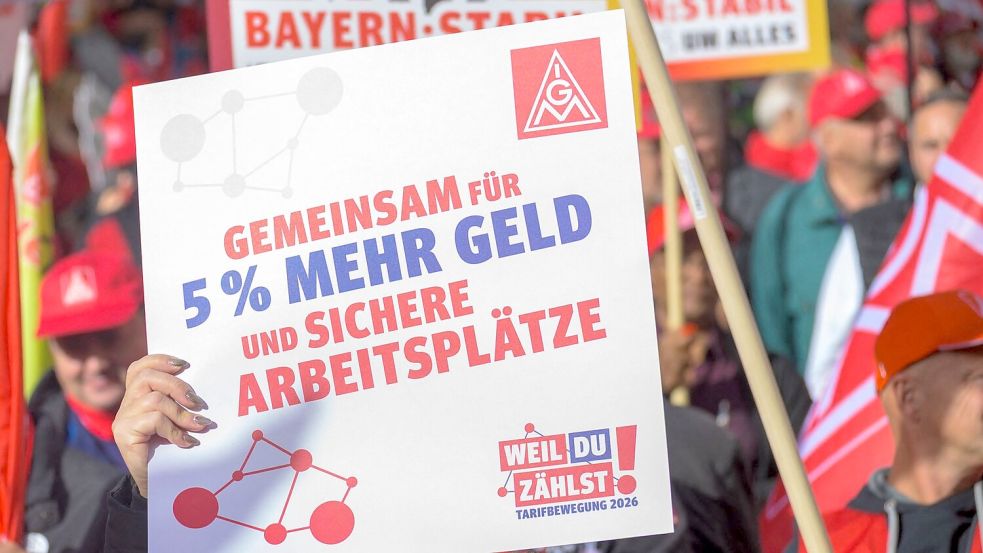 Nach ersten Kundgebungen bereitet die IG Metall Warnstreiks vor. (Archivbild)  Foto: René Chlopotowski/dpa