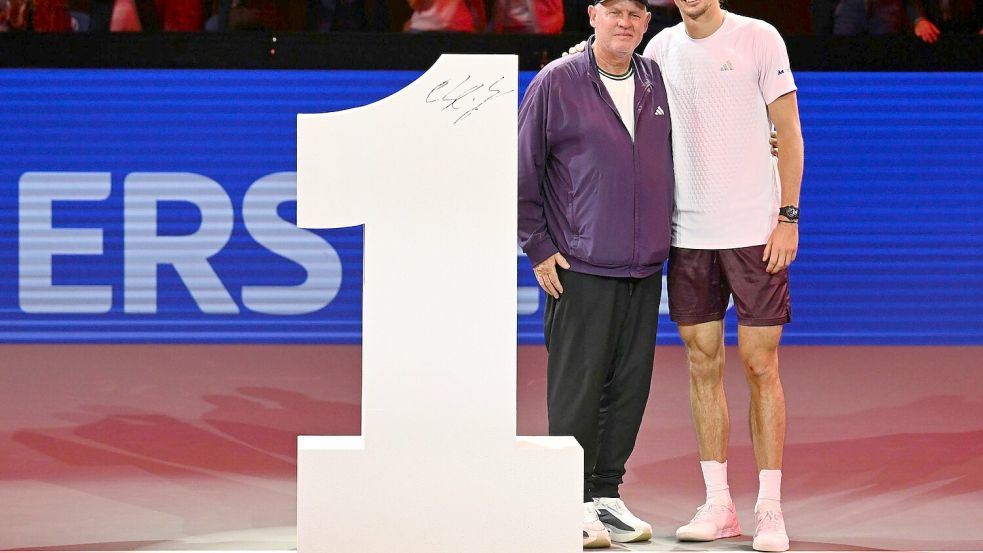 Zweimal Alexander und die Eins: Tennis-Champion Zverev mit seinem Vater. Foto: Helmut Fohringer/APA/dpa