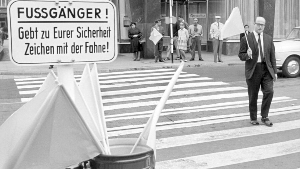 Als die Bundesrepublik 1953 den Fußgängerüberweg in die Straßenverkehrsordnung aufnahm, hieß der Zebrastreifen im Amtsdeutschen „Dickstrichkette“. (Archivbild) Foto: Heinz Ducklau/dpa