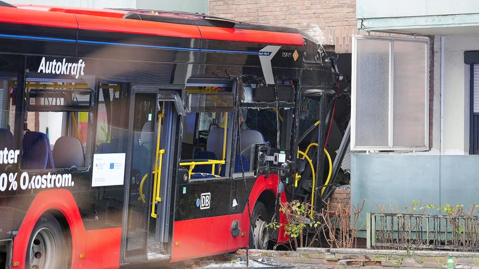 Der Schulbus mit 20 Kindern fuhr gegen eine Hauswand. Foto: Marcel Von Fehrn/dpa