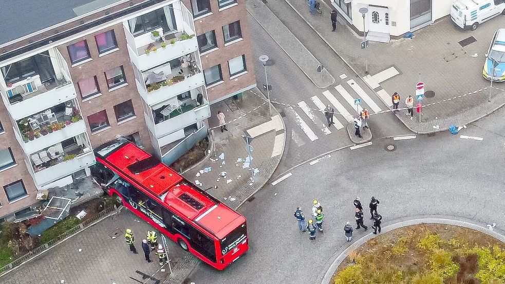 Der Bus rammte bei dem Unfall in Bad Oldesloe ein Mehrfamilienhaus am Kreisverkehr. Foto: Marcel von Fehrn