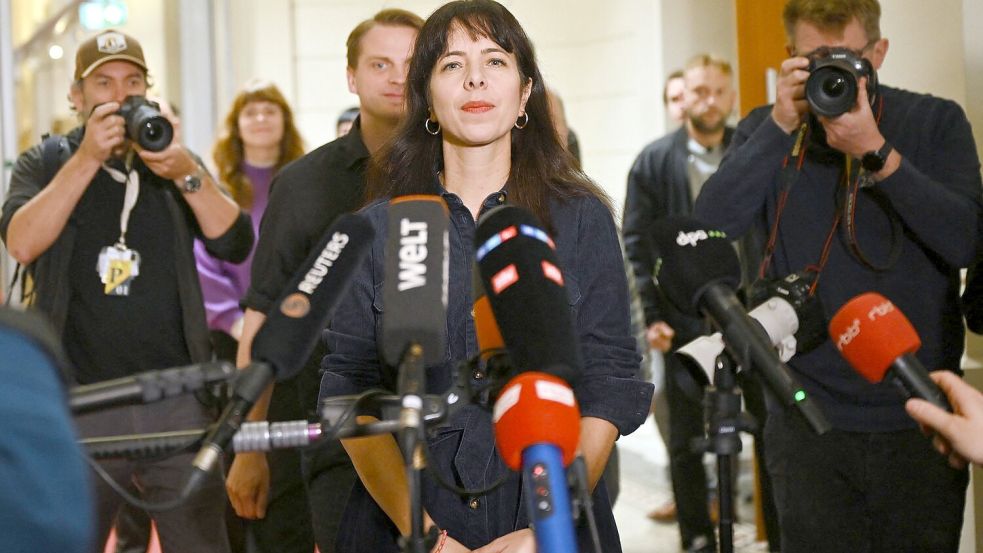 Elif Eralp äußert sich zu „Spiegel“-Bericht am Rande der Plenarsitzung des neuen Berliner Abgeordnetenhauses.  Foto: Britta Pedersen/dpa