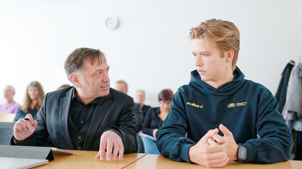 Elija Walk (r) klagt, weil an seiner Schule so viel Unterricht ausfiel. Foto: Uwe Anspach/dpa
