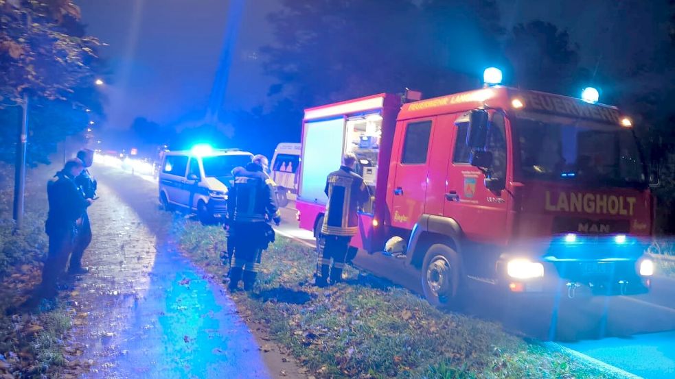 Feuerwehr und Polizei waren am Freitagnachmittag in Höhe Leda-Jümme-Weg/Hauptstraße in Langholt im Einsatz, nachdem Unbekannte dort versucht hatten, einen Baum anzuzünden. Foto: Daniel Grüneke