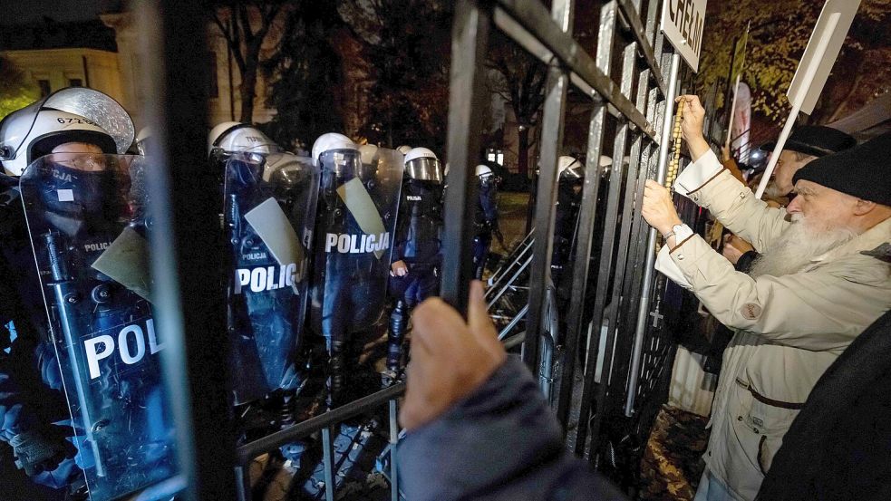 Das polnische Verfassungsgericht steht im Zentrum eines Machtkampfs zwischen den politischen Lagern. Nach einer Warnung vor möglichen Sicherheitsgefahren sicherte die Polizei das Gelände. Foto: afp/WOJTEK RADWANSKI