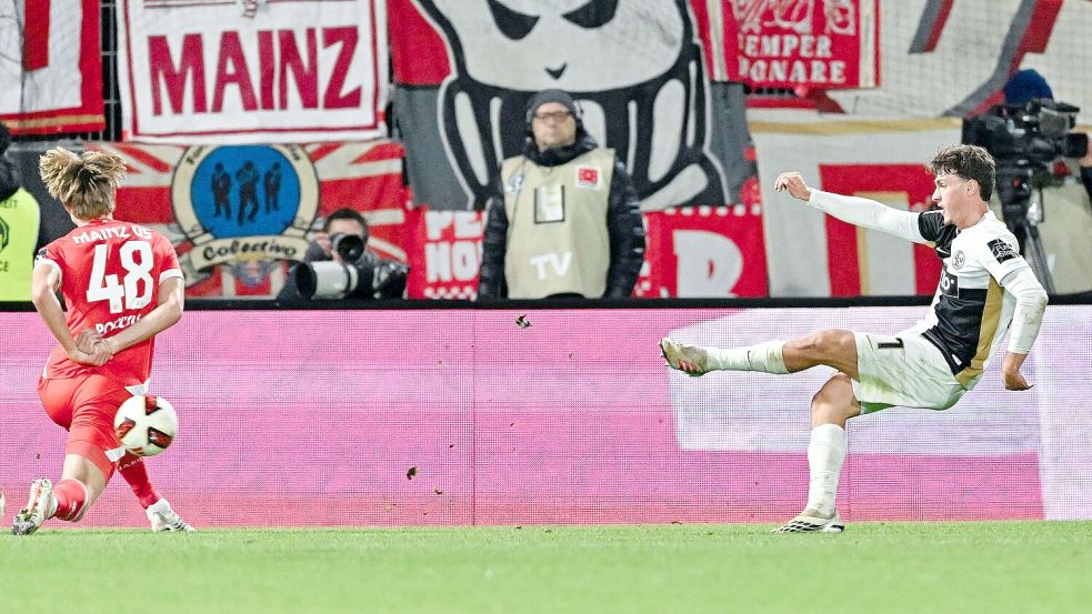 Sorgte mit dem dritten Treffer für die Vorentscheidung: Maurice Krattenmacher.  Foto: Uwe Anspach/dpa